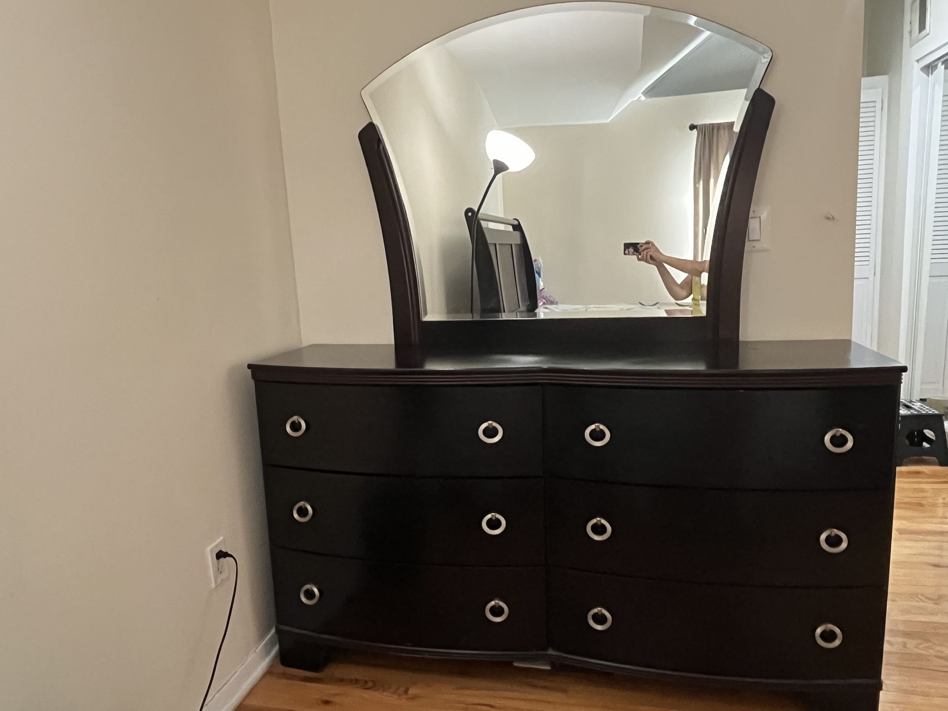 Dresser with big mirror & 6 drawers 63”L*17”W*36”H. Mirror dimension:40”L*38”H