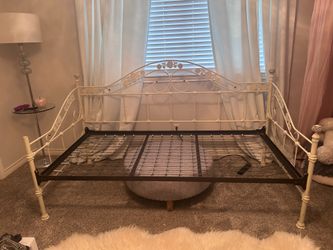 Twin iron daybed