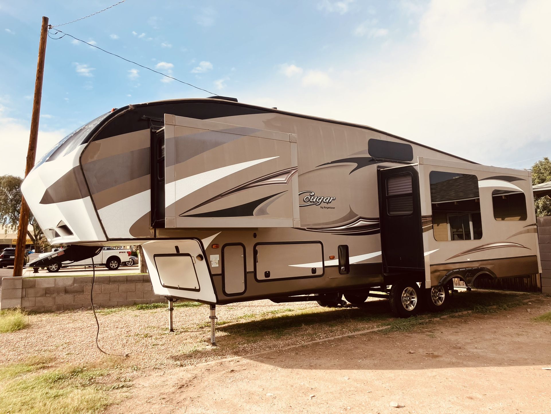 2015 cougar triple slide out 36FT very nice and clean condition