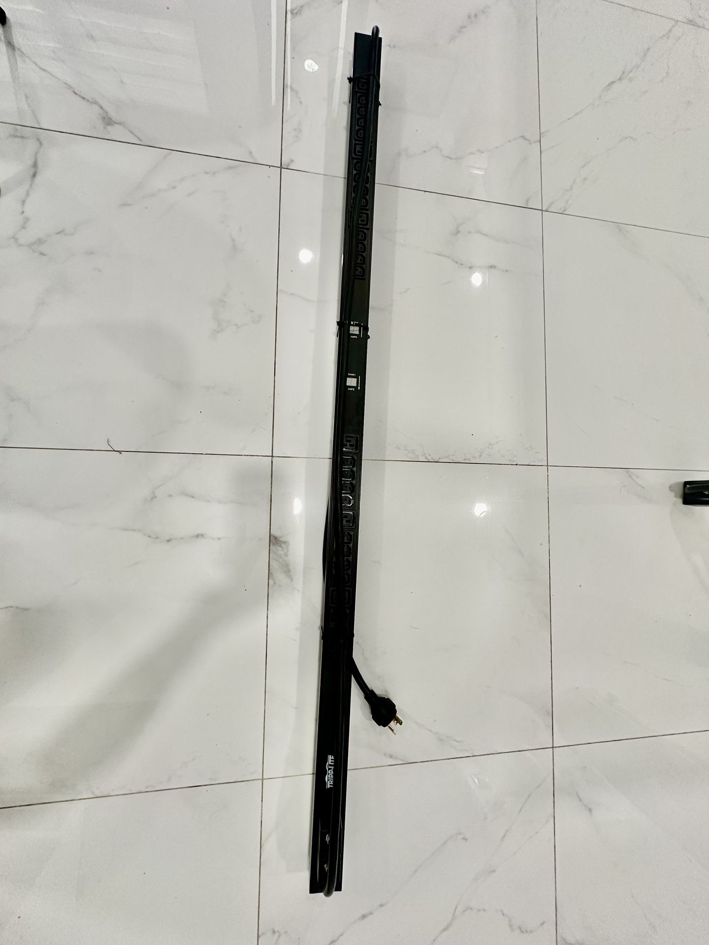 Tripp.lite Regleta de Corriente 30 Tomás Para Enganchar