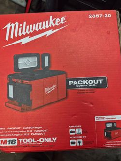 Milwaukee M18 LIGHT CHARGER