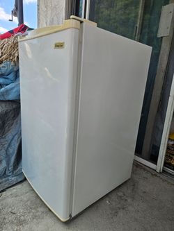 Magic chef refrigerator  ! $75