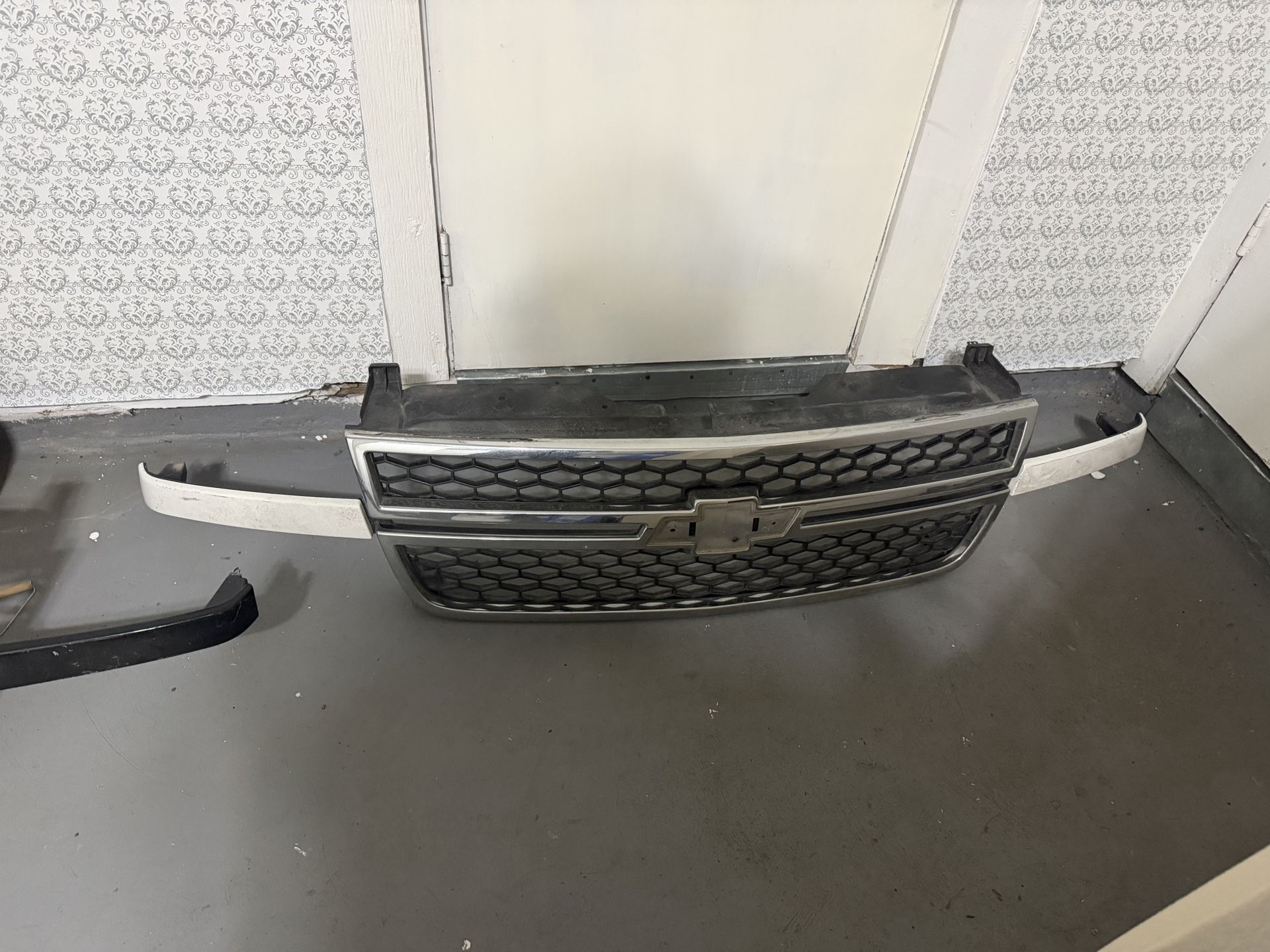 (2) 2003-2007 Hd Silverado Grille