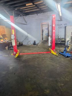 Little Used Lift 9000 pound capacity