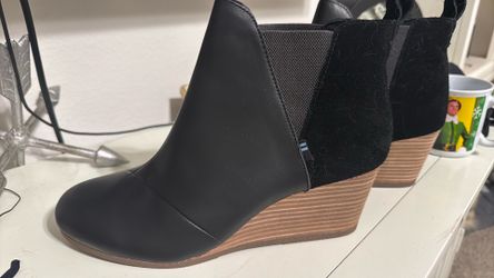 TOMs Kelsey pull on leather wedge bootie