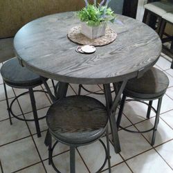 Tall Table with 4 barstools