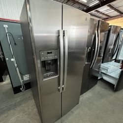 GE 33” Refrigerator w/ Ice & Water 