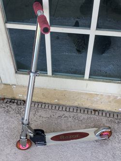 Kids Kick Razor Scooter Pink Lighted Wheels