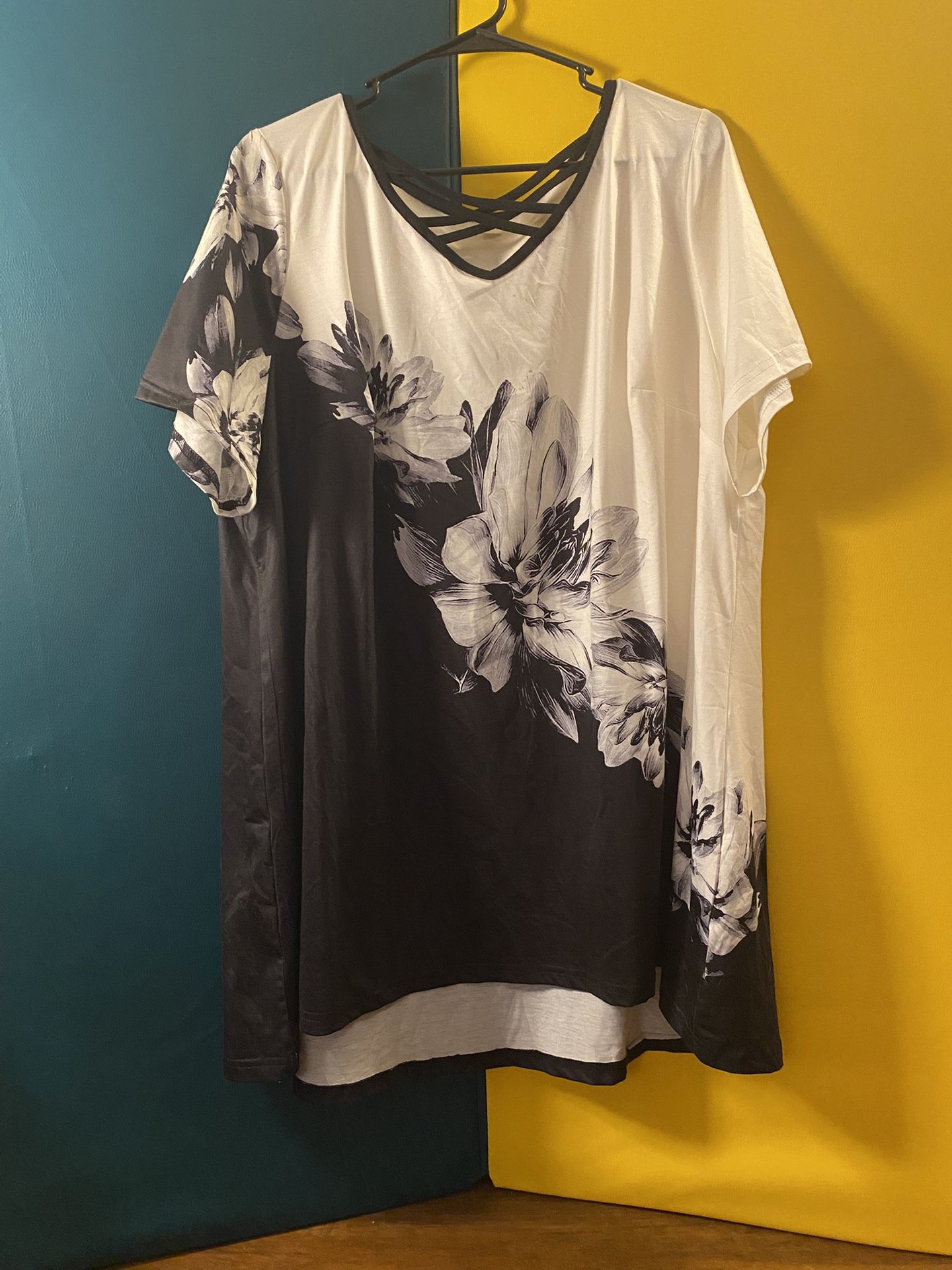 Black and white floral dress with criss-cross straps and side slits - SHEIN Curve