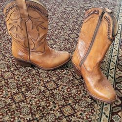 Boots Women's Size 6-7 (A Small 7. So, more Like A 6 or 6.5)...