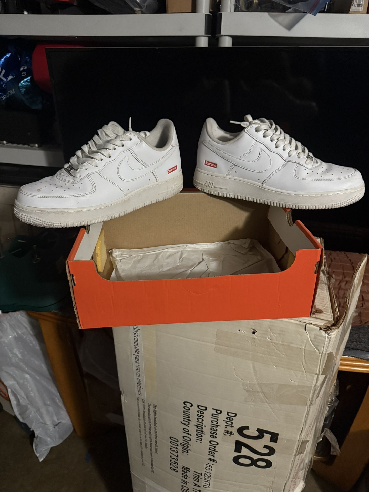 ( SUPREME ) NIKE AIR FORCE 1  ( SIZE 10 MEN )  ( THIS BOX NO IS THE THIS SHOES  ) 