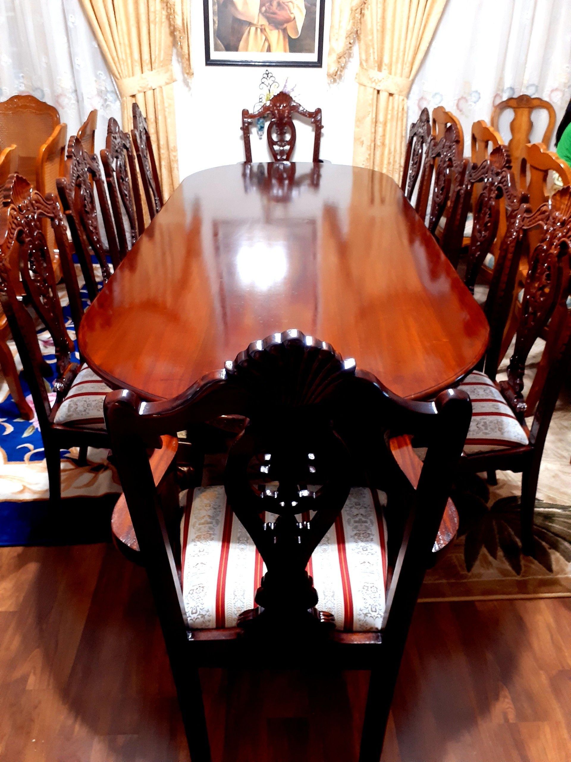 🌹🌿Beautiful dining room table with 10 chairs. EXELLENT CONDITION LIKE NEW. 🌹🌿 👍Made in Indonesia .