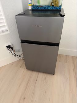 Hisense 3.1-cu ft Mini Fridge with Freezer ( Silver ) ENERGY STAR