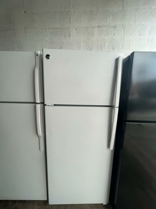 Refrigerator GE 28 Inch Great Condition