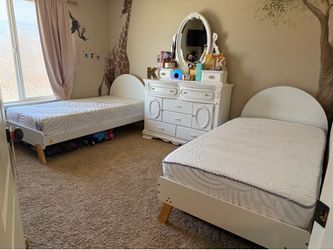 Twin girls dresser bed set with mattress’s