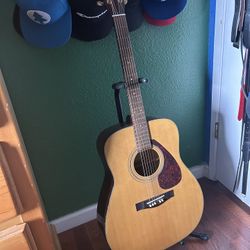 Yamaha F-335 Acoustic Guitar w/Stand