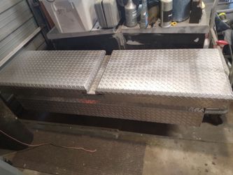 Truck tool box