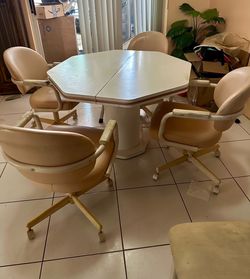FREE/GRATIS! Kitchen Table Set. Juego de mesa de cocina. Set tab kwizin