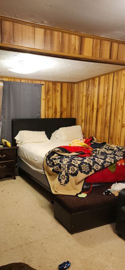 Bed with headboard anf otamen