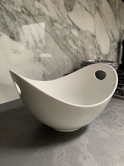 Oval serving bowl