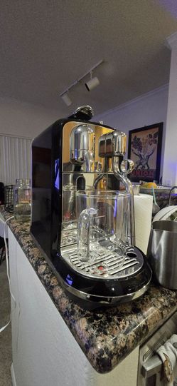 Creatista Plus Nespresso coffee maker in excellent cosmetic condition.