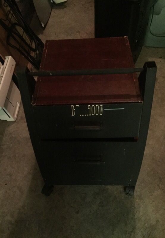 Rolling file cabinet