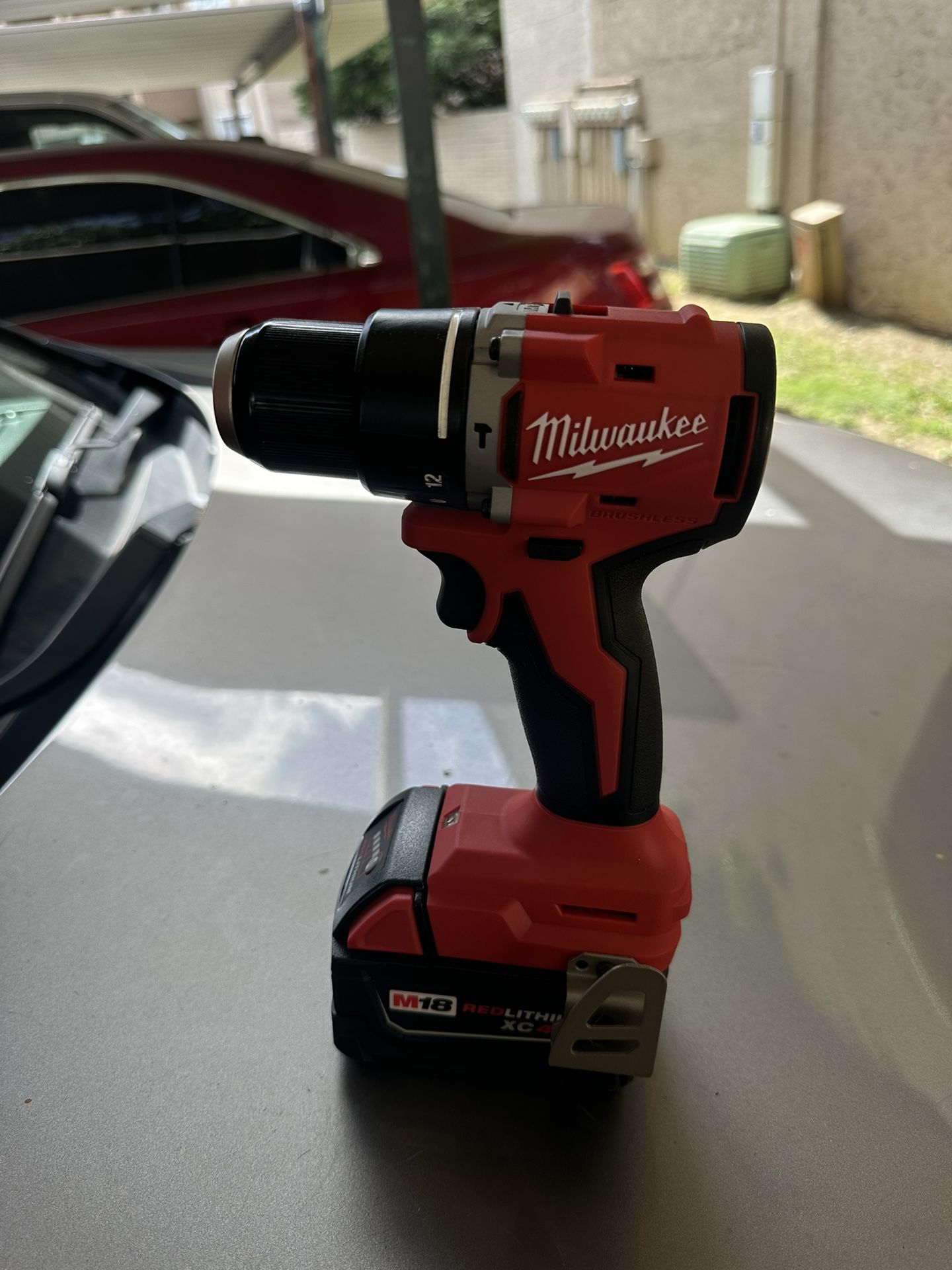Milwaukee Hammer Drill With Battery (taladro)