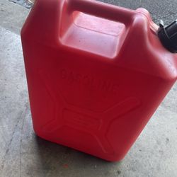 Gas can 6 gallons with locking nozzle
