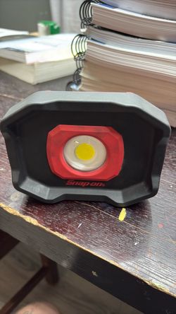 Snap on 1,100 Lumen Rechargeable Battery Mini Work Light (red)