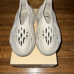 adidas gazelle silver green womens Adidas Yeezy Foam RNNR Stone Sage main image 1