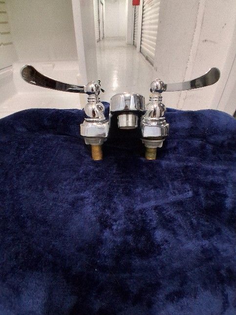 NEW "MOEN" BATHROOM FAUCET, INSTALLED IN A ESTABLISHMENT THAT WAS NEVER RENTED, FAUCET IS PRISTINE, SMART BUY FOR THE PRICE!!!