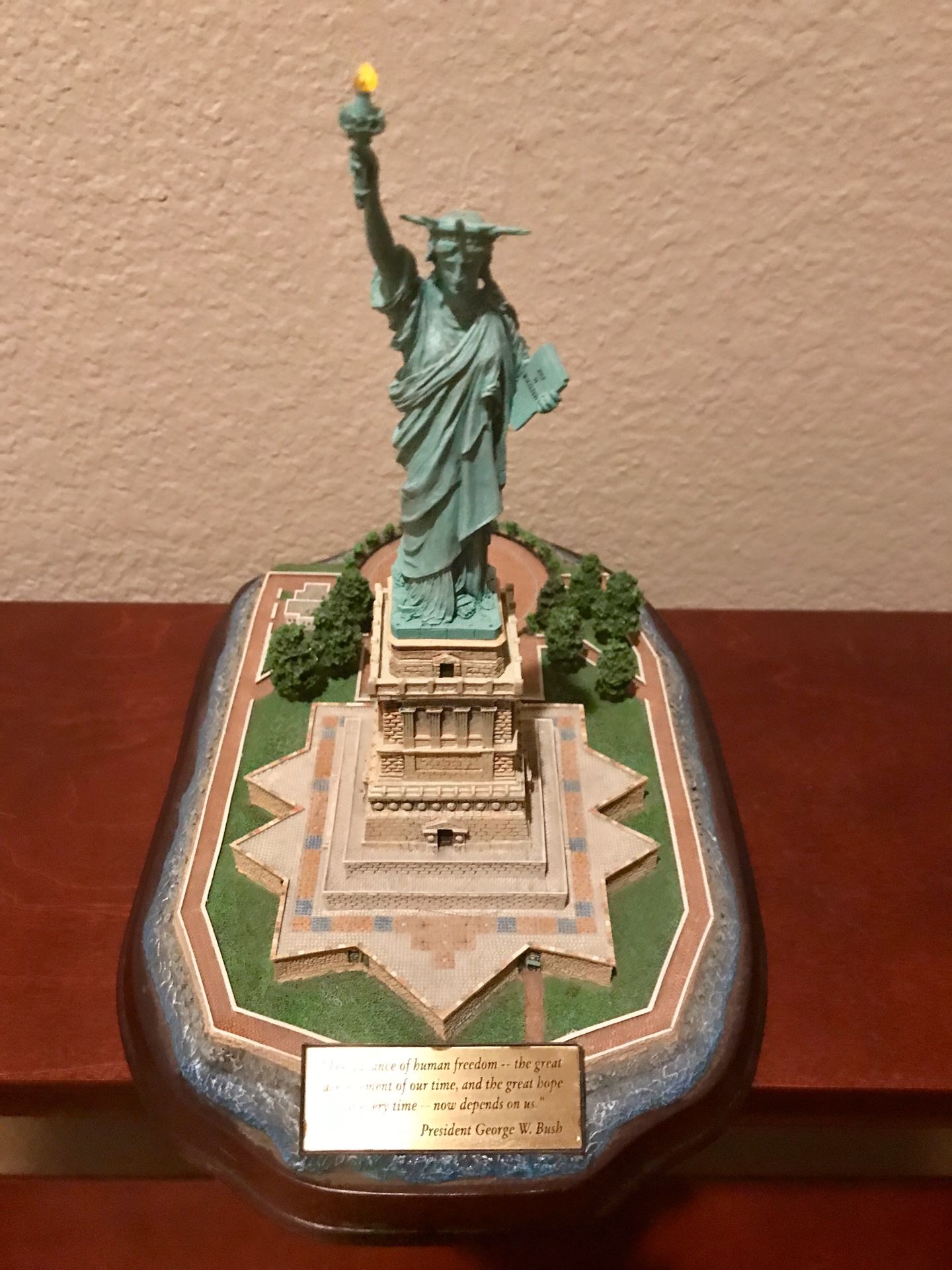 Statue of Liberty Plated Sculpture w/Lighted Torch