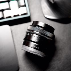 Sony 40mm G F2. 5 lens
