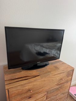 Samsung 32in Smart TV - with remote. Modal  UN32EH5300F