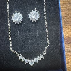 2pcs set consisting of S925 silver elegant princess smile pendant necklace + earrings. The very classic style is suitable for giving as a birthday, Va