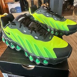 ♥️♥️Brand New  Nike AIR MAX DN8 AMD, Tennis Shoes, Size 6 Women - 4 youth ♥️♥️