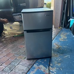 Magic Chef Mini Refrigerator 