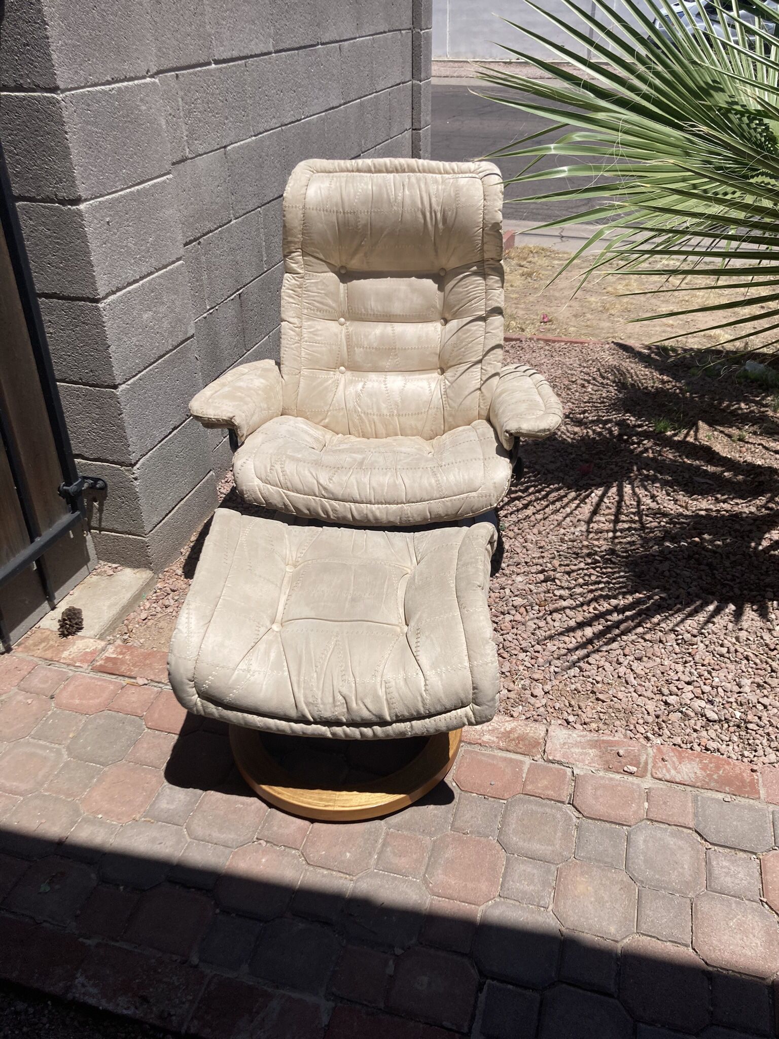 Vintage Ekornes Stressless Leather Suede Recliner armchair And Ottoman- EUC 