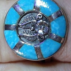 SANTA FE/INLAY TURQUOISE, *Beautiful/ *FEATHERS & FLOWER MOTIF* IN THE CENTER,/ MADE Of STERLING /*1/2*-ROUND* RING.  SIZE 11. (R-120922)