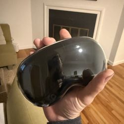 1 TB Apple Vision pro - Used Less Than 5 Times