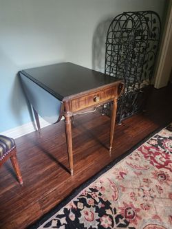 Henredon side table with leafs on each side