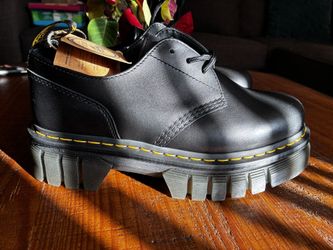 Doc Martens women’s black Oxford Size 10