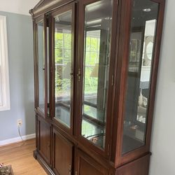 Beautiful Ethan Allen China cabinet 