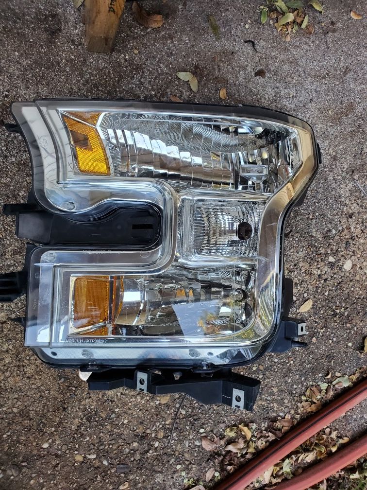 2015 Ford f 150 Front driver side head light