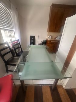 Extendable glass dining table