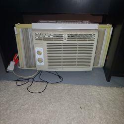 Frigidaire Air Conditioner 6000 BTU Works Perfectly With Side Panels Only 50$