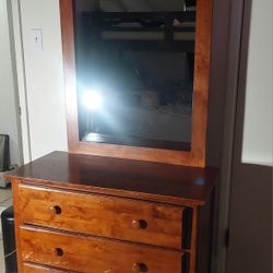 Light Hazelnut Wooden Drawer Dresser With Mirror 
