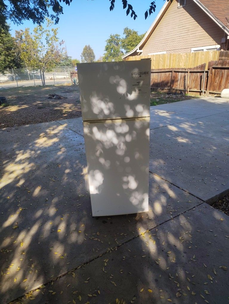 Kenmore Refrigerator Is Missing The Drawer And The Shelves But Works Just Fine Mainly Used It For A Garage