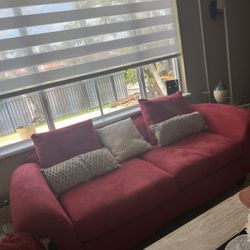 Red Sofá with pillows