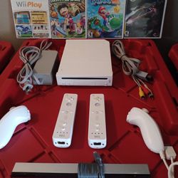 NINTENDO Wii GAMING SYSTEM BACKWARD COMPATIBLE PLAYS BOTH NINTENDO Wii AND GAMECUBE GAMES 